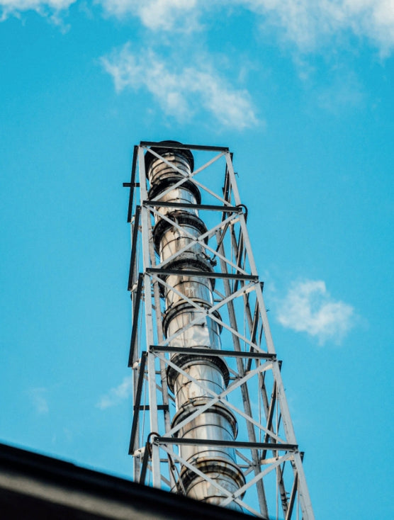 銭湯名物・薪窯の大きな煙突。たまに登ってるかも…？